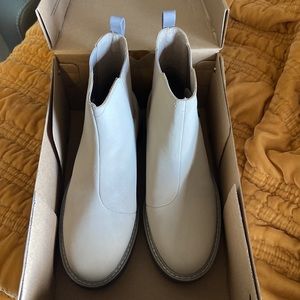 Tan suede Teva boots